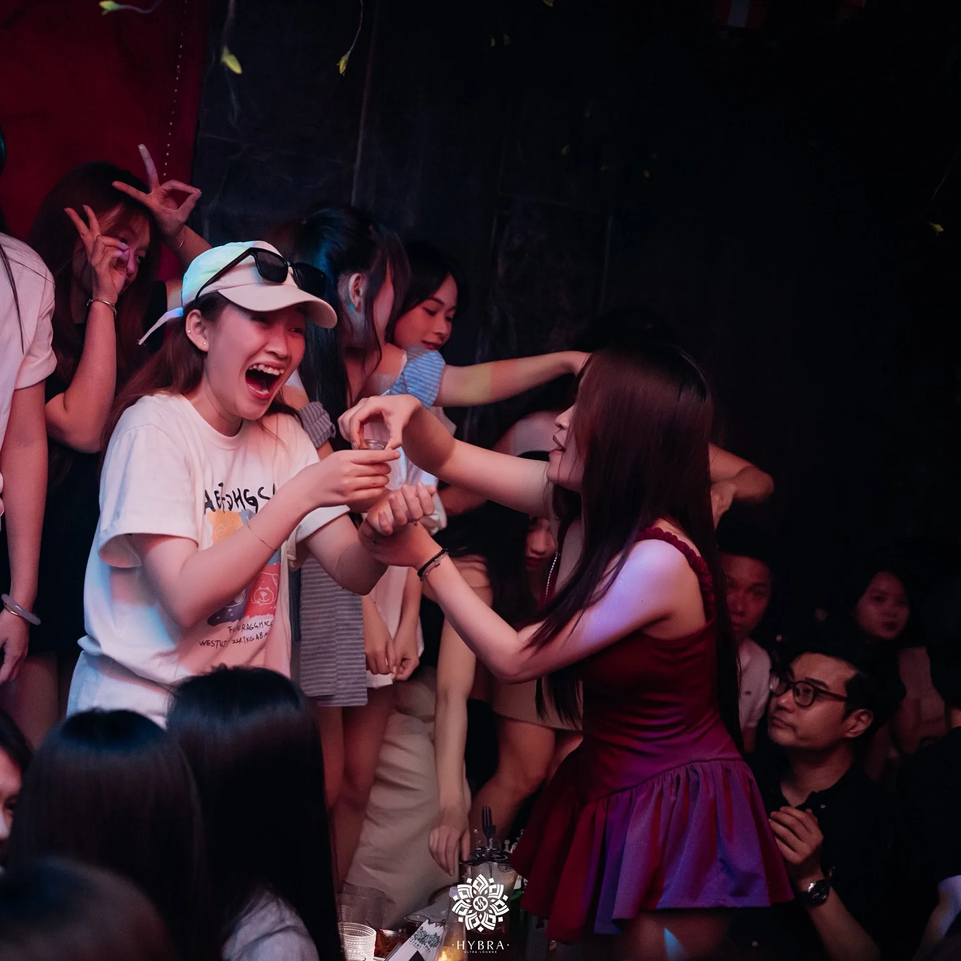 Nhóm bạn vui đùa trong đêm tiệc tại HYBRA Ultra Lounge Hà Nội