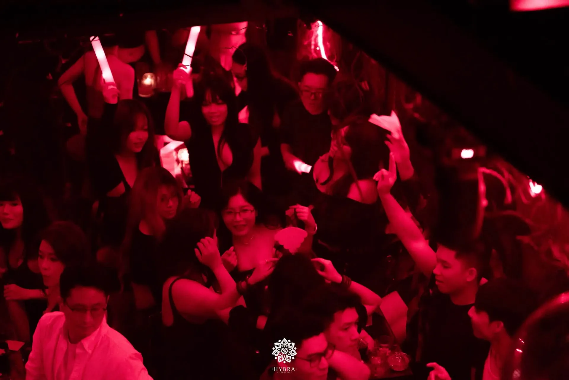 Cả sàn trong ánh đèn đỏ tại HYBRA Ultra Lounge