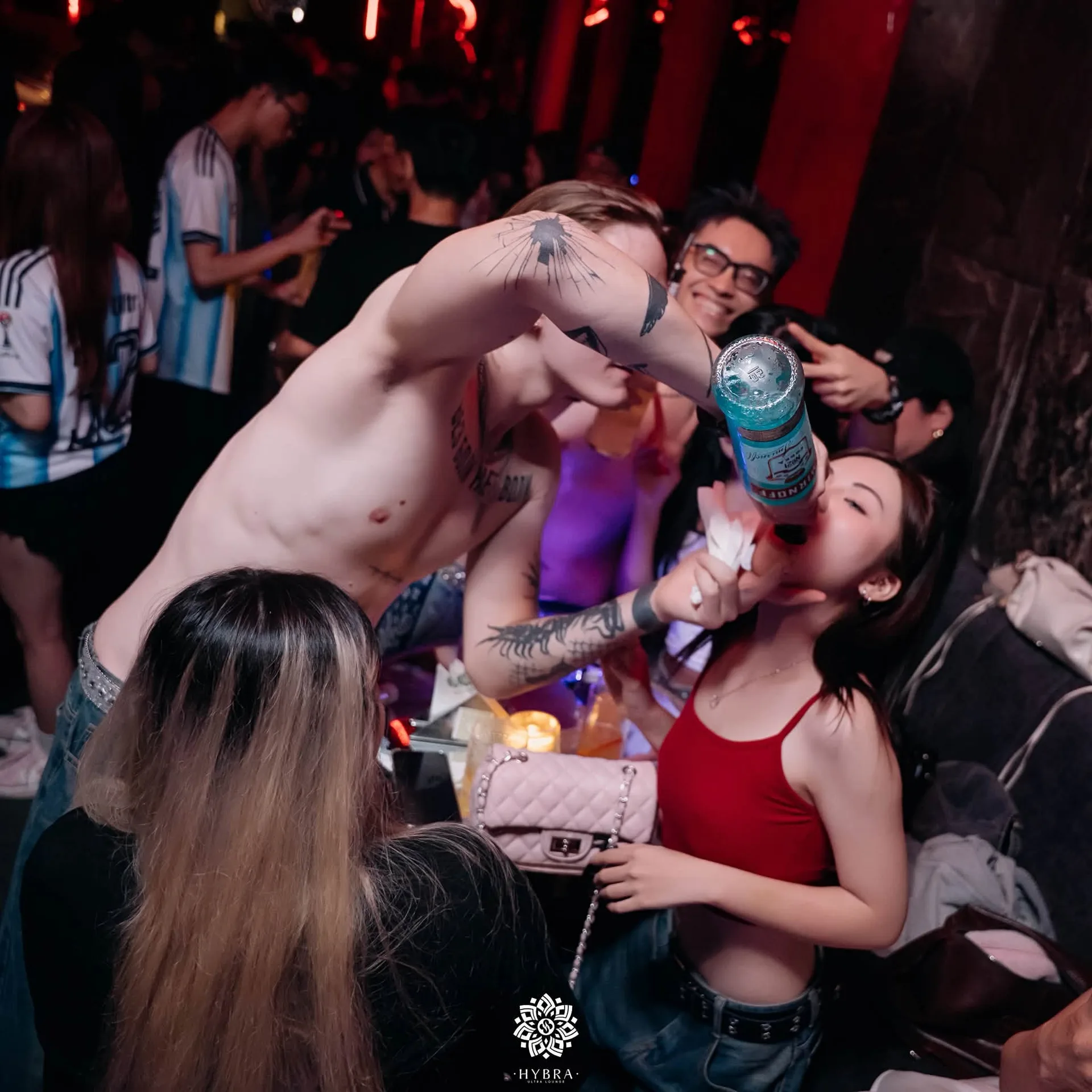 Khách vui chơi quanh sofa tại HYBRA Ultra Lounge Hà Nội