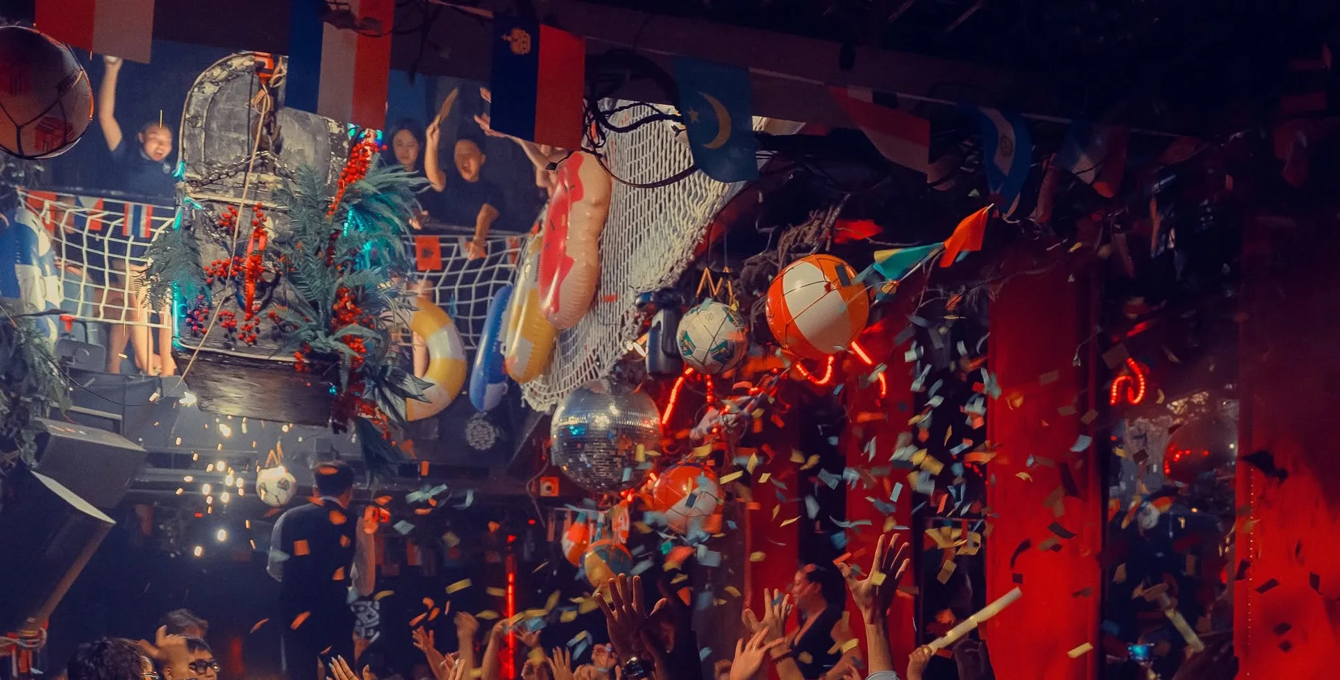 HYBRA Ultra Lounge — lưới, phao cứu sinh, bóng bãi biển và mưa pháo giấy trên trần