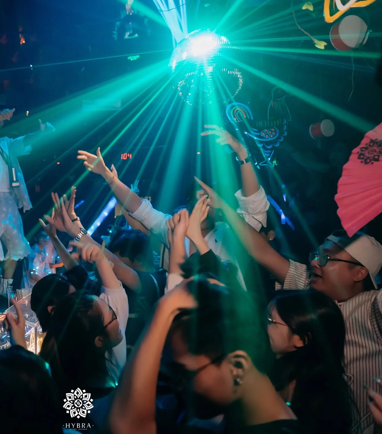 HYBRA Ultra Lounge — quả cầu disco toả tia xanh trên cả sàn giơ tay