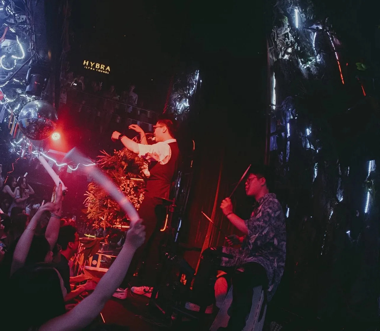 HYBRA Ultra Lounge — ca sĩ và tay trống biểu diễn trên quầy sân khấu