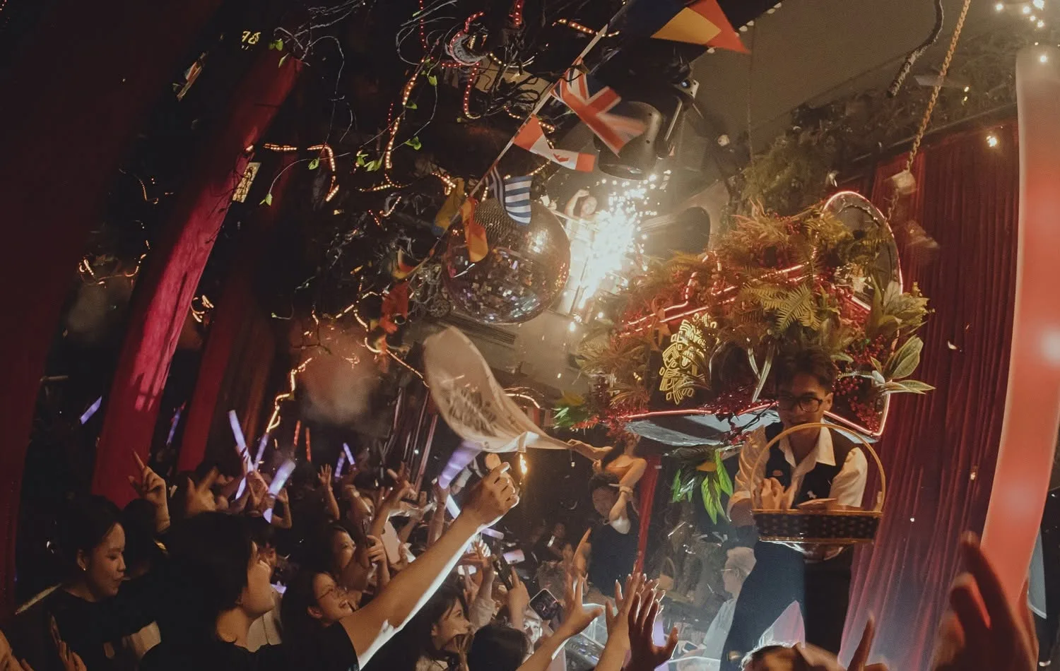 HYBRA Ultra Lounge — lẵng hoa treo trên trần, pháo lạnh và gậy phát sáng